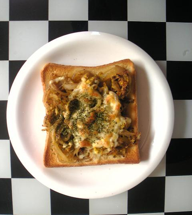 玉葱と卵のチーズトーストの写真