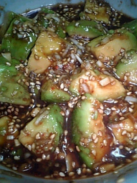 癖になる美味しさ!アボカドのにんにく漬け