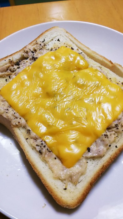 ツナチェダーチーズ　トーストの写真