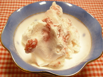 ホワイトチョコレートと苺のアイスクリームの画像