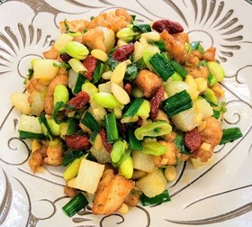 鶏肉と松の実とクコの炒め物