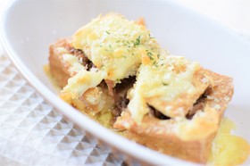 チーズこんがり、甘辛豚そぼろの厚揚げ詰め