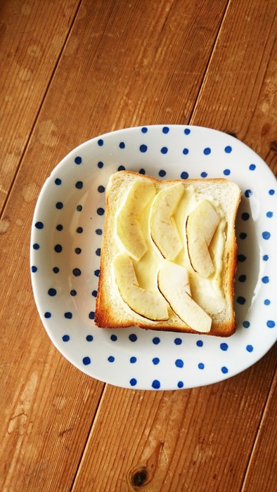 簡単！クリームチーズトーストりんごのせの写真