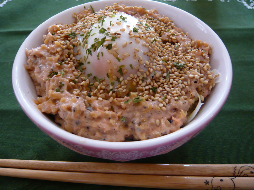 ズボラ飯・鮭マヨ納豆丼❤温泉卵のせの画像