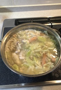 キャベツ玉ねぎ・豚肉ウインナー・餃子鍋