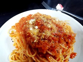 トマトソースパスタ