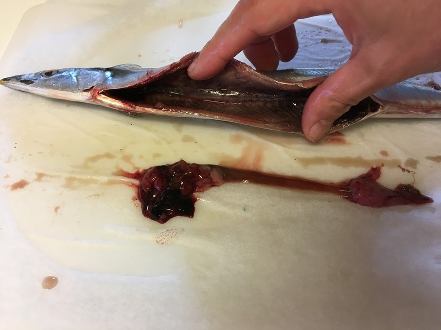 ハサミで超簡単！秋刀魚の下処理の画像