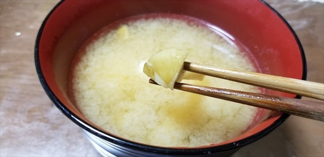 サクラシメジと豆腐の味噌汁の画像