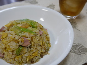 魚肉ソーセージとレタスのチャーハン。