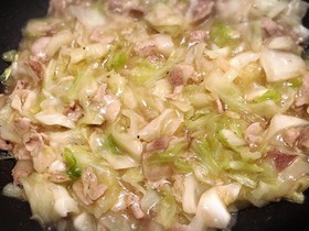 創味シャンタンでキャベツと豚肉あんかけ丼