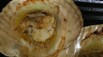 包丁いらずの殻付きホタテのバター醤油焼きの写真