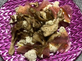 舞茸とモッツァレラチーズと生ハムのサラダ