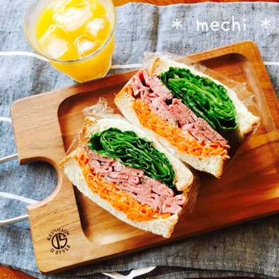 ローストビーフと野菜のサンドイッチの写真