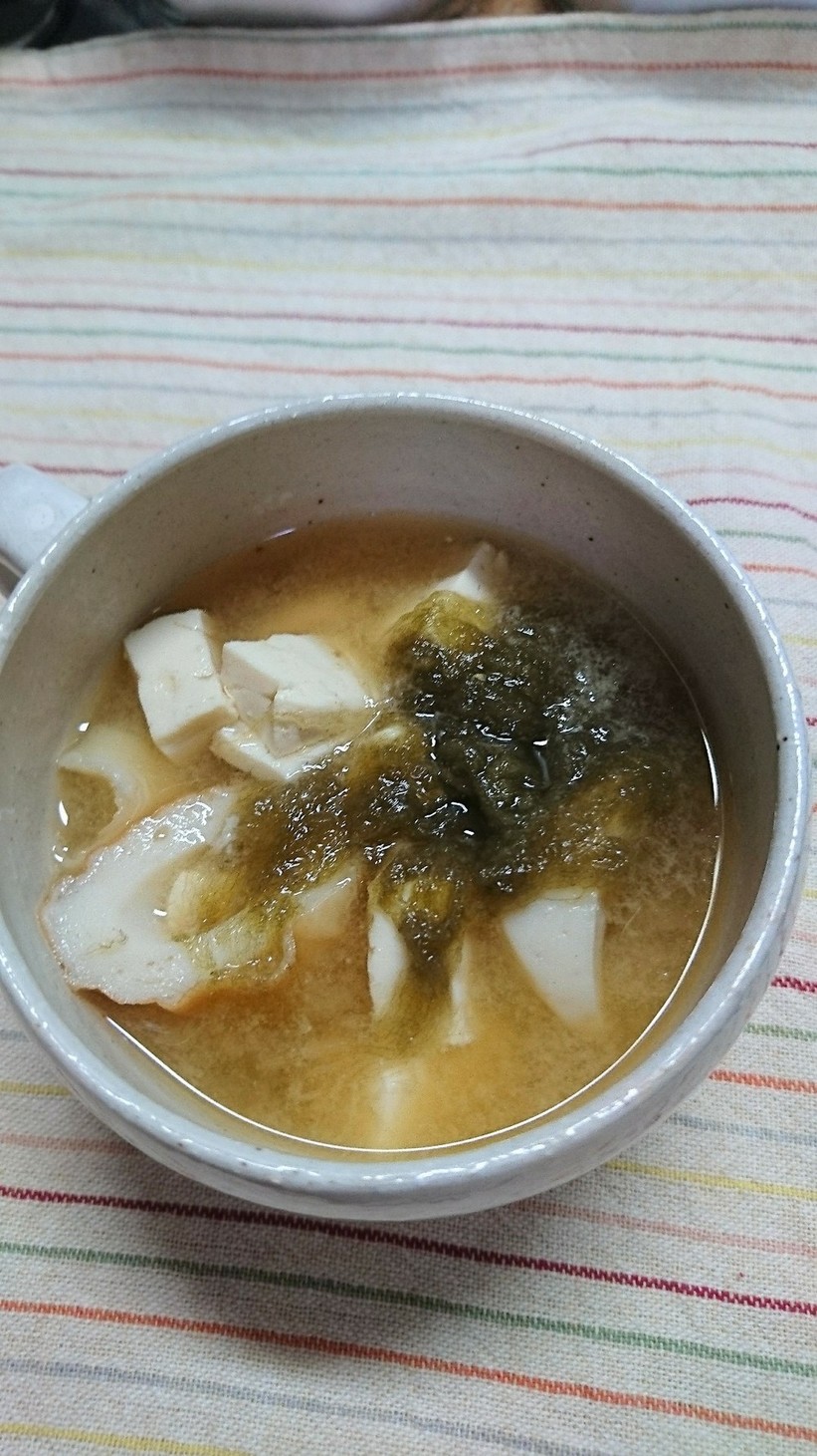 豆腐とちくわととろろ昆布のお味噌汁の画像