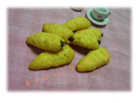 キッチンの窓辺にコロンかわいい人参♪