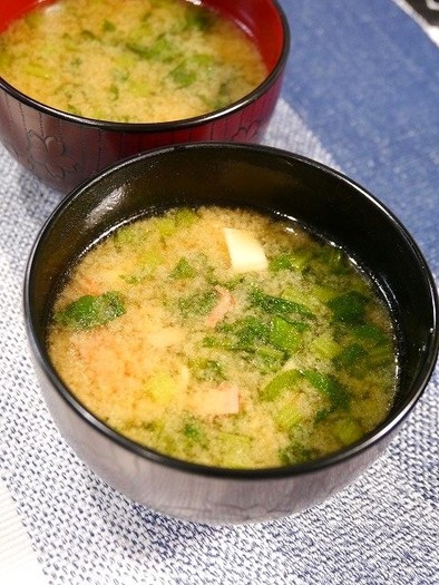 簡単！小松菜とカニカマのごま味噌汁の写真