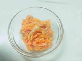 レンジで簡単!ニンジンとツナの胡麻あえ
