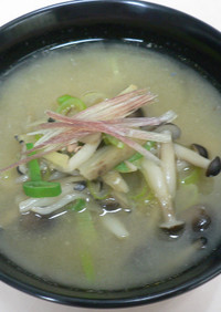 サバ水煮缶と野菜の味噌汁