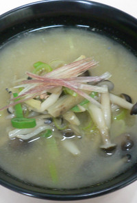 サバ水煮缶と野菜の味噌汁
