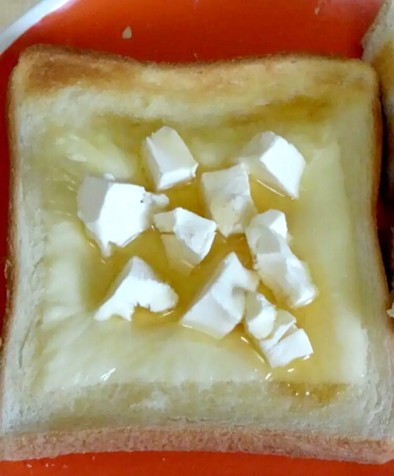 ダブルチーズで蜂蜜トーストの写真