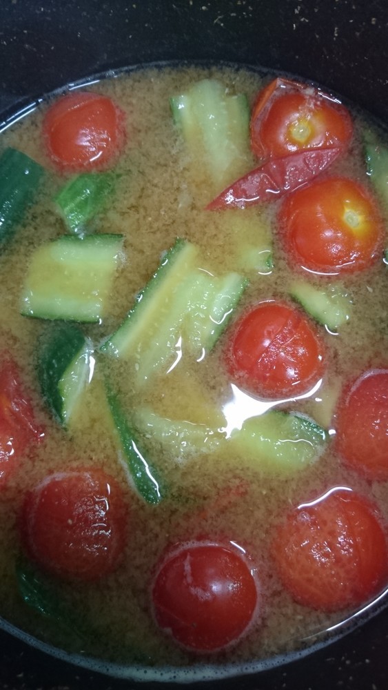 トマトときゅうりのお味噌汁の画像