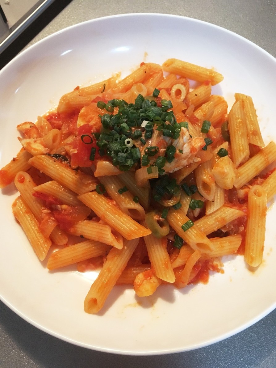 焼き魚のトマト、バジル、クリスピークラム添えのレシピ