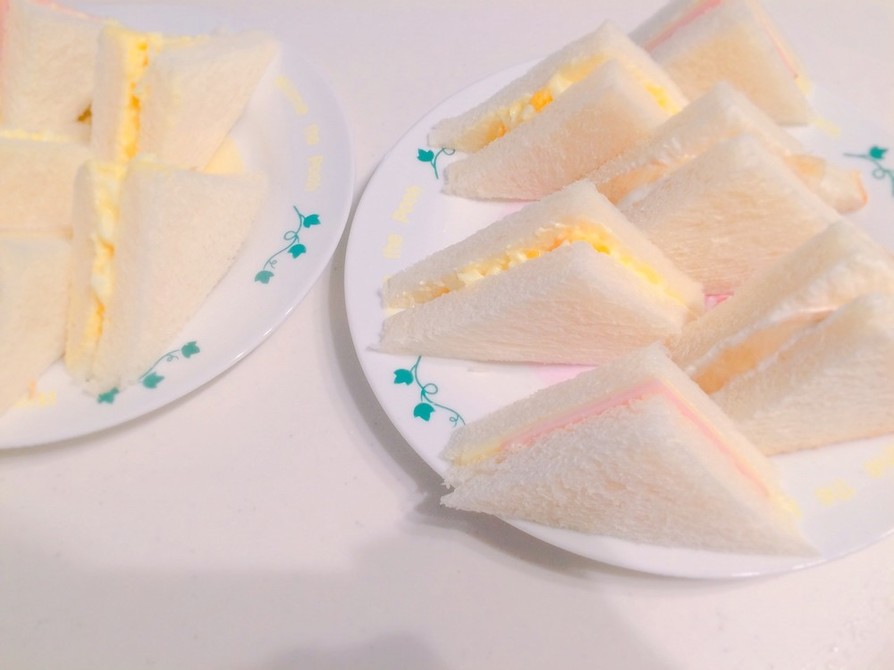 卵とハムチーズ、バナナのサンドイッチの画像