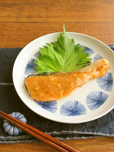 簡単和総菜☆鮭の味噌にんにく焼きの写真