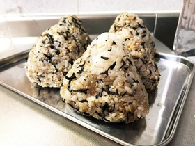 そのまま投入!かんたん梅ひじきごはん♡