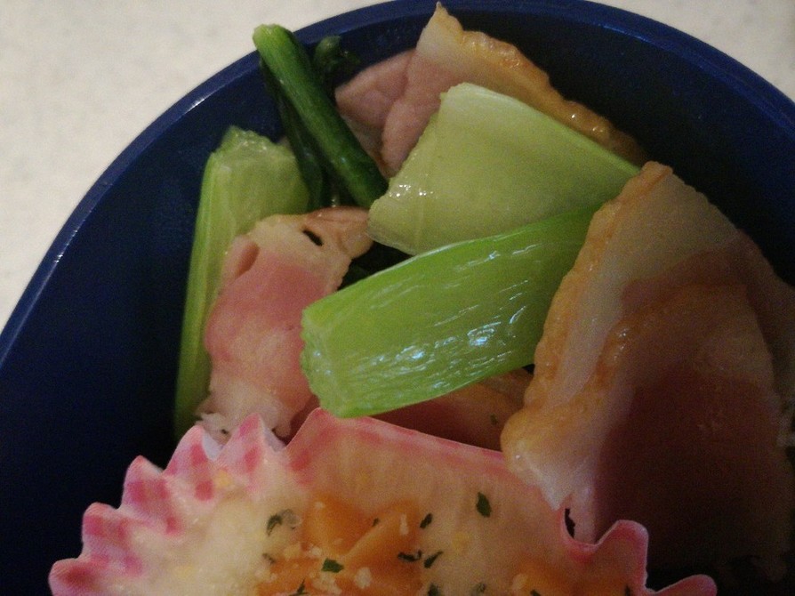 緑と赤のおかず♪小松菜ベーコン炒めの画像