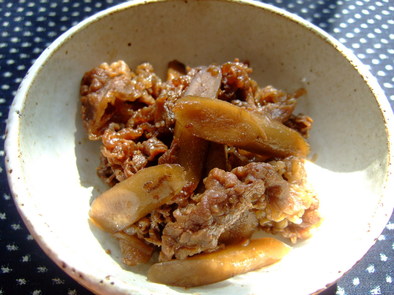 牛肉とごぼうの煮物の写真