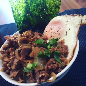 市販のタレで簡単!漬け込み焼肉丼