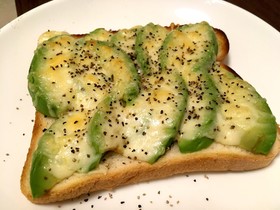 アボガドチーズトースト