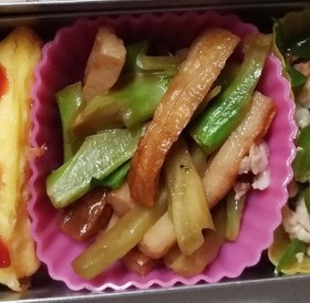 ブロッコリーの芯と竹輪の甘辛炒め