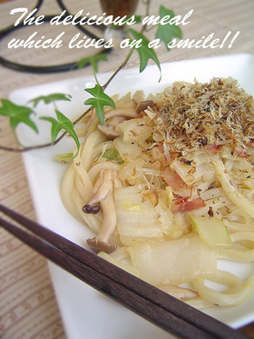 ベーコンの旨みで食べる焼きうどん♪