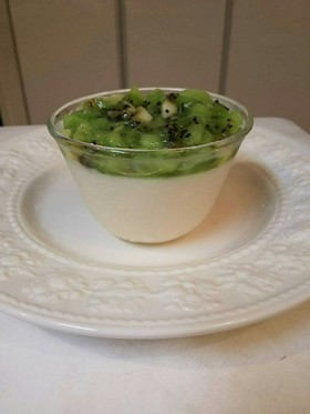 牛乳プリン 蜂蜜キウイソースかけ