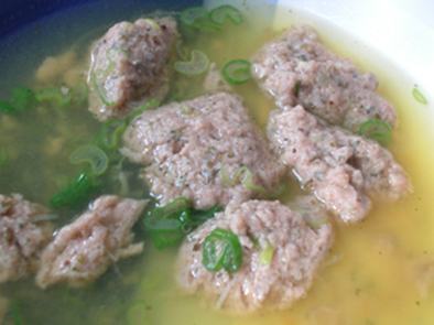レバー団子スープ「ハンガリー料理」の写真