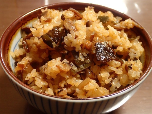 ブナハリタケなど天然多種キノコの混ぜご飯の画像