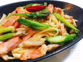 アスパラとベーコンとしめじの和風パスタ