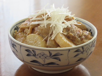 鶏もも肉と大根とこんにゃくの味噌煮の写真