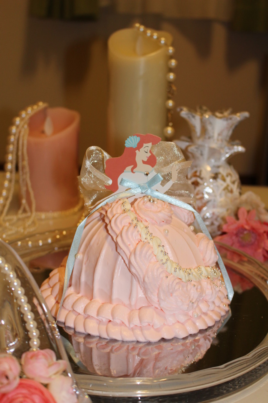 ピンクドレスのドールケーキの画像
