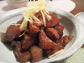豚とゴボウとコンニャクの赤味噌コトコト煮