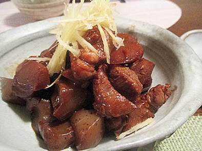 豚とゴボウとコンニャクの赤味噌コトコト煮の写真