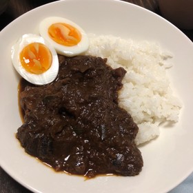 スパイス三段階で鮮烈ビーフカレー