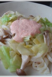 キャベツとしめじのゆでうどん　明太ソース