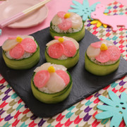 きゅうりで巻く帆立のお花寿司♡の写真