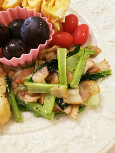 小松菜とベーコンの炒め物の写真