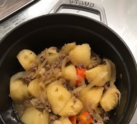 ストウブでほっとく甘辛煮(無水肉じゃが)