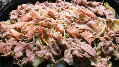 簡単!秋鮭と豚肉の温野菜プレートの写真