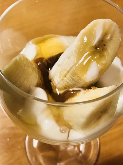 バナナ＆マロンクリームのヨーグルトパフェの写真